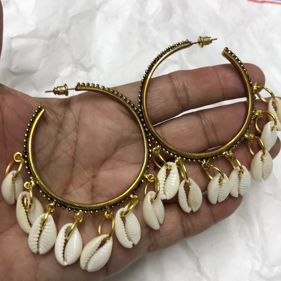 cowrie shell conch open hoop gold earrings new - Picture 1 of 2